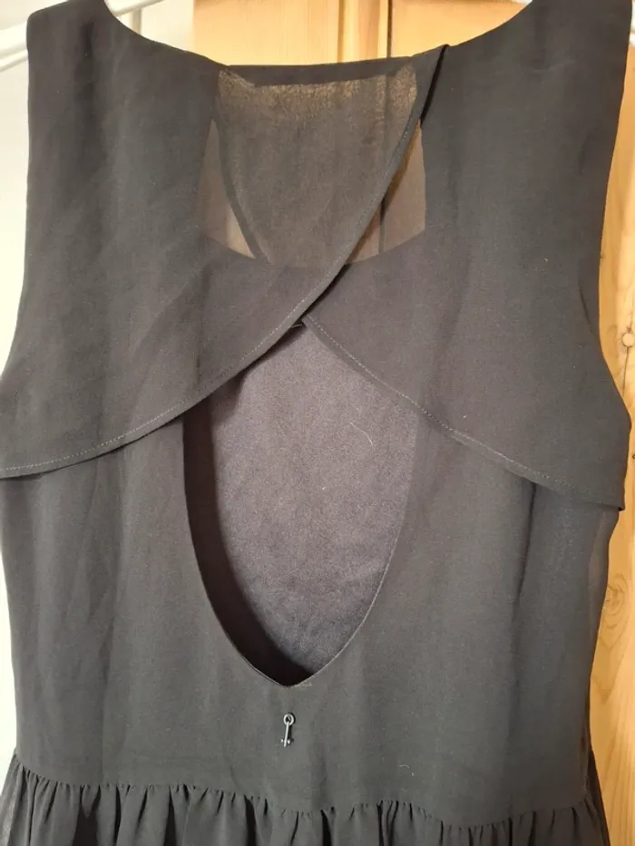 Petite robe noire avec ouverture dans le dos - photo numéro 5