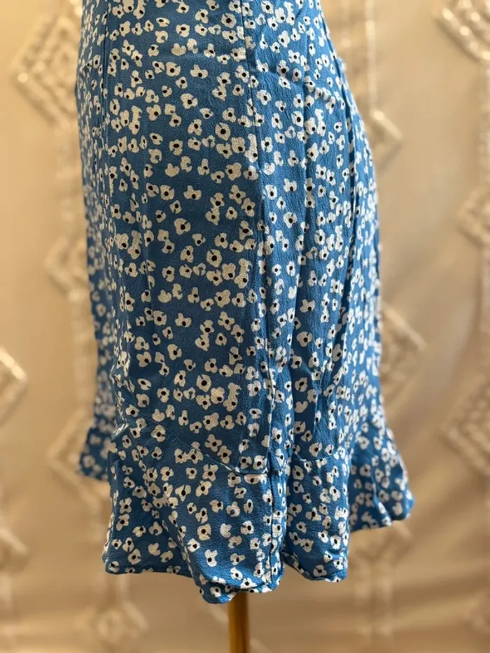 Robe courte fleurie bleu ciel Zara – S – effet satin - photo numéro 4