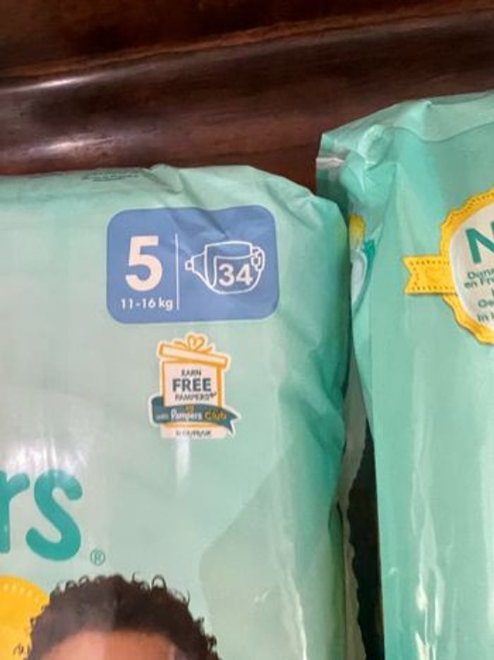 Couche taille 5 Premium Pampers : 136 couches (4*34) - photo numéro 2