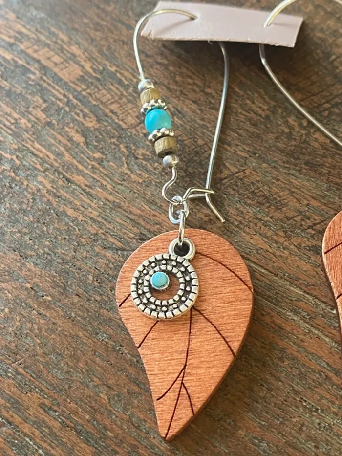 Magnifique paire de boucles d’oreilles avec feuilles, perles , rond et turquoise - photo numéro 3