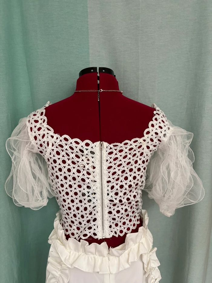 Superbe petite blouse blanche en dentelle crochetée et manches ballons en tulle - photo numéro 2