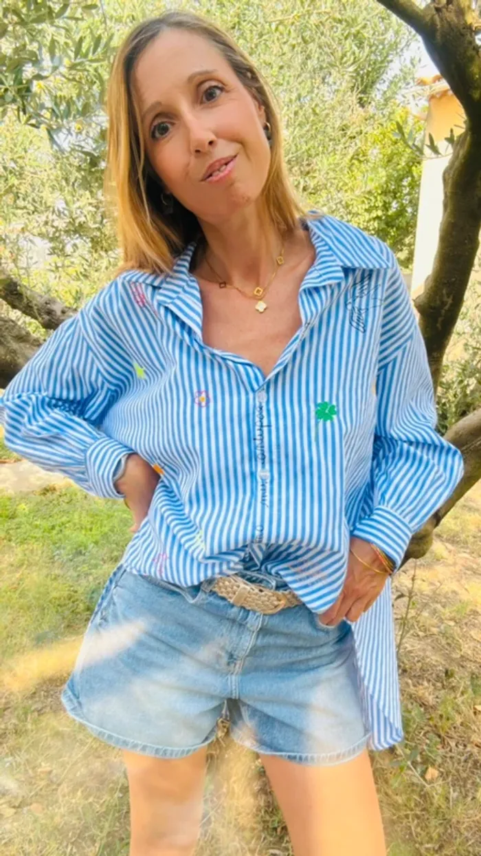 Chemise oversize bleue et blanche rayée avec broderies - photo numéro 3