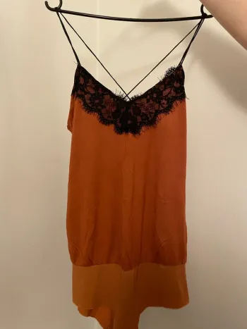 Body avec dentelle croisées dans le dos