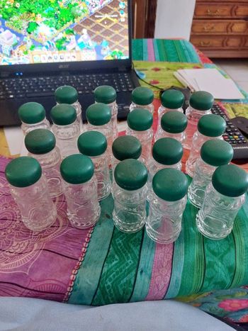 21 petit  pot épices ou pour le poivre ou sel 