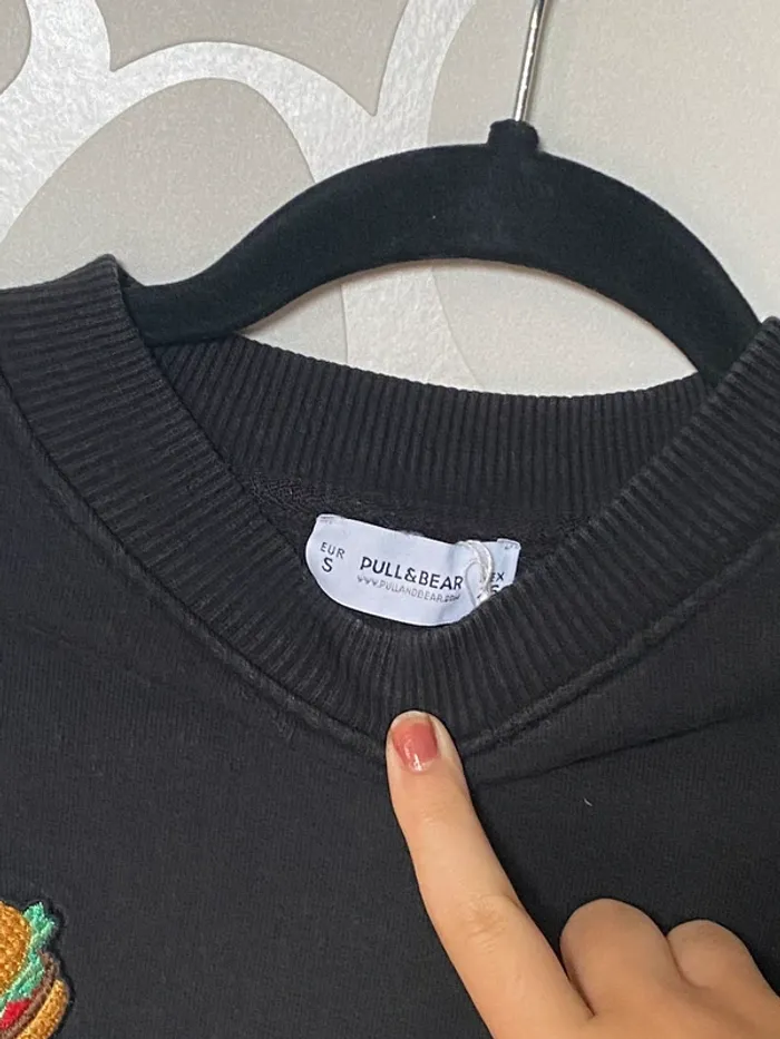 sweat shirt pull&bear noir taille S détail broderies - photo numéro 4