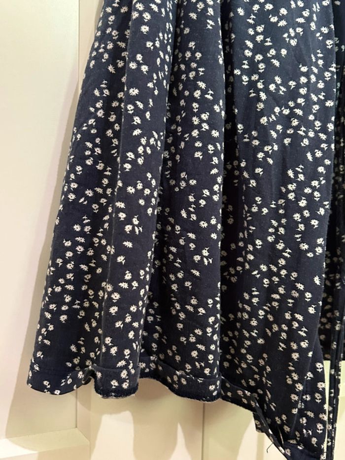 672 – robe cache-cœur à manches courtes bleu marine et fleurie blanche Pull&Bear - photo numéro 4