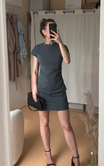Robe courte grise cintrée avec plis à la taille neuve