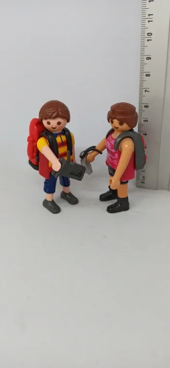 Homme et femme randonneurs avec sacs et accessoires playmobil