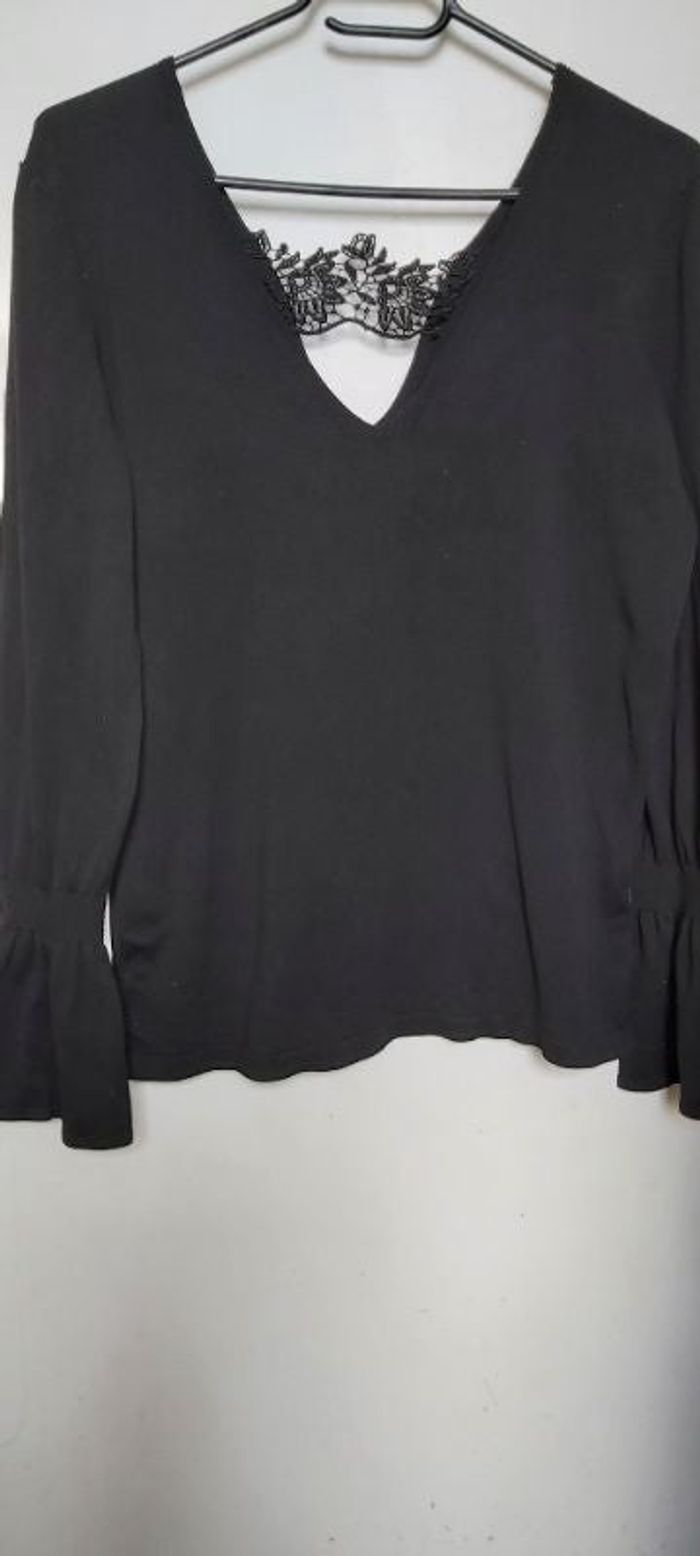 Pull col V broderie dos