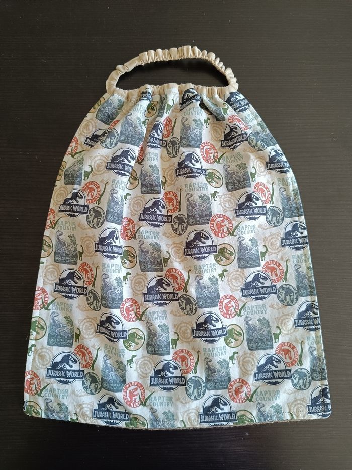 Bavoir maternelle motif licence Jurassic World