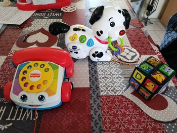 Lot de trois jouets enfants ( un téléphone un chien et un cube)