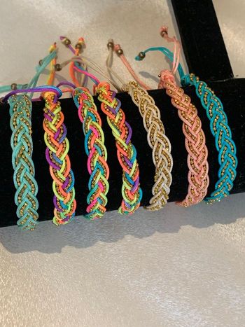 Lot 7 bracelets tressés, en fil coton et brillants