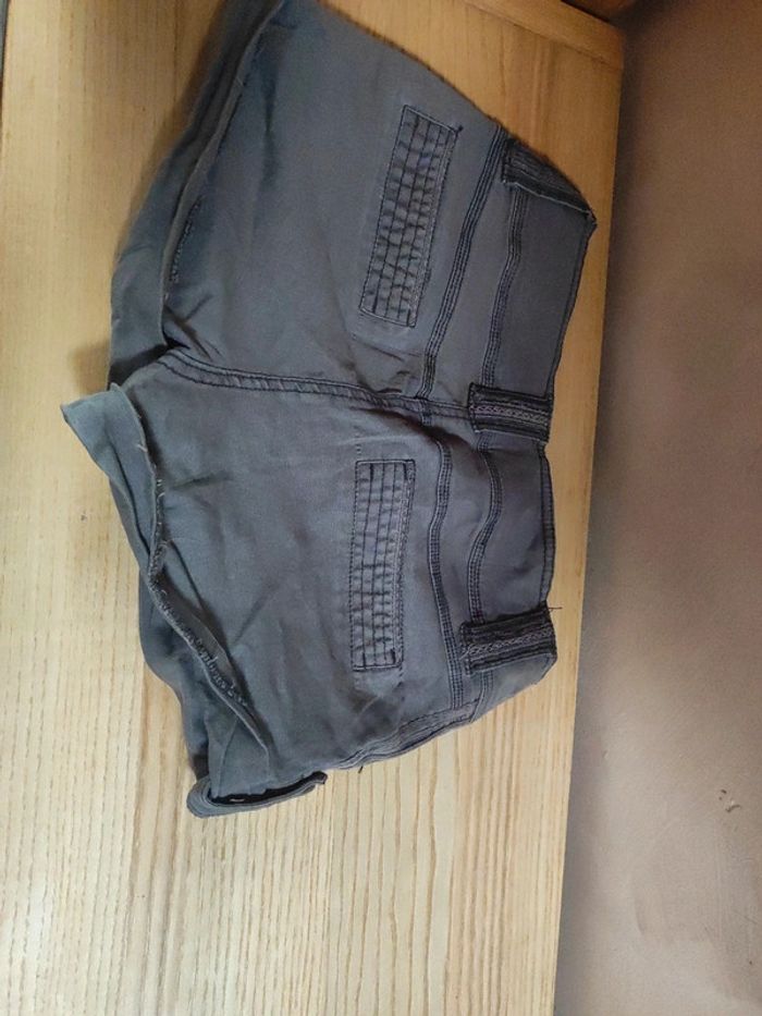 Short court en tissu gris - photo numéro 3