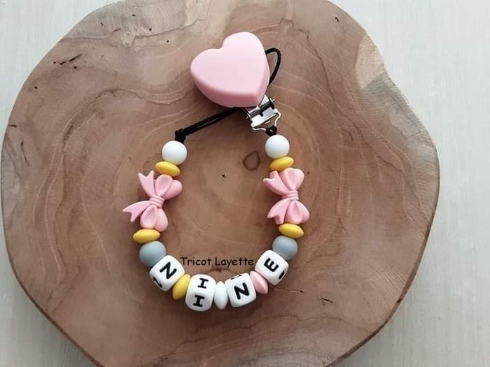 Attache tétine fille