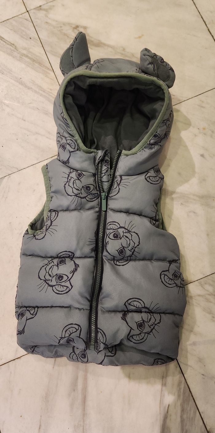 Veste sans manches verte motifs Simba taille 6 mois