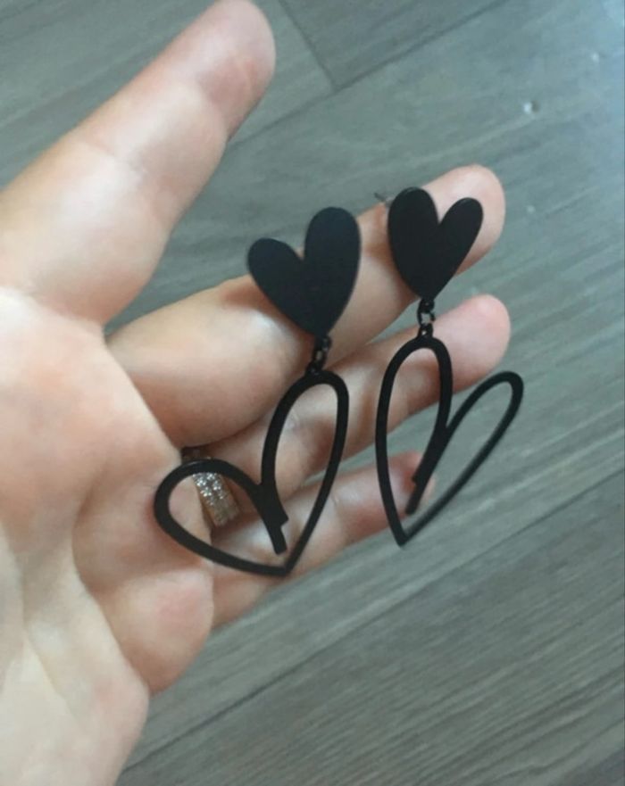 Boucles d’oreilles pendantes NEUVES pour femme en forme de cœurs 🖤 couleur noir - photo numéro 4