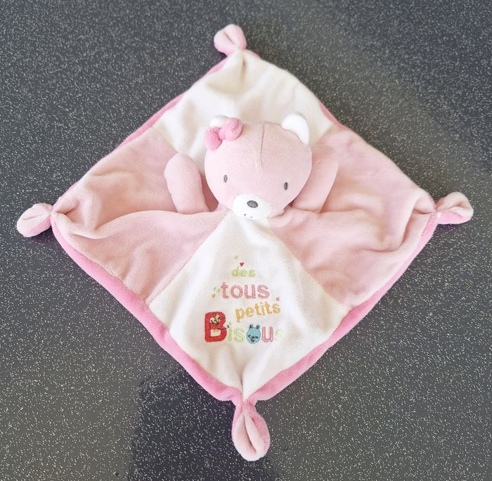 DOUDOU CARRE PLAT CHAT BLANC/ROSE -DES PETITS BISOUS - MOTS D'ENFANTS