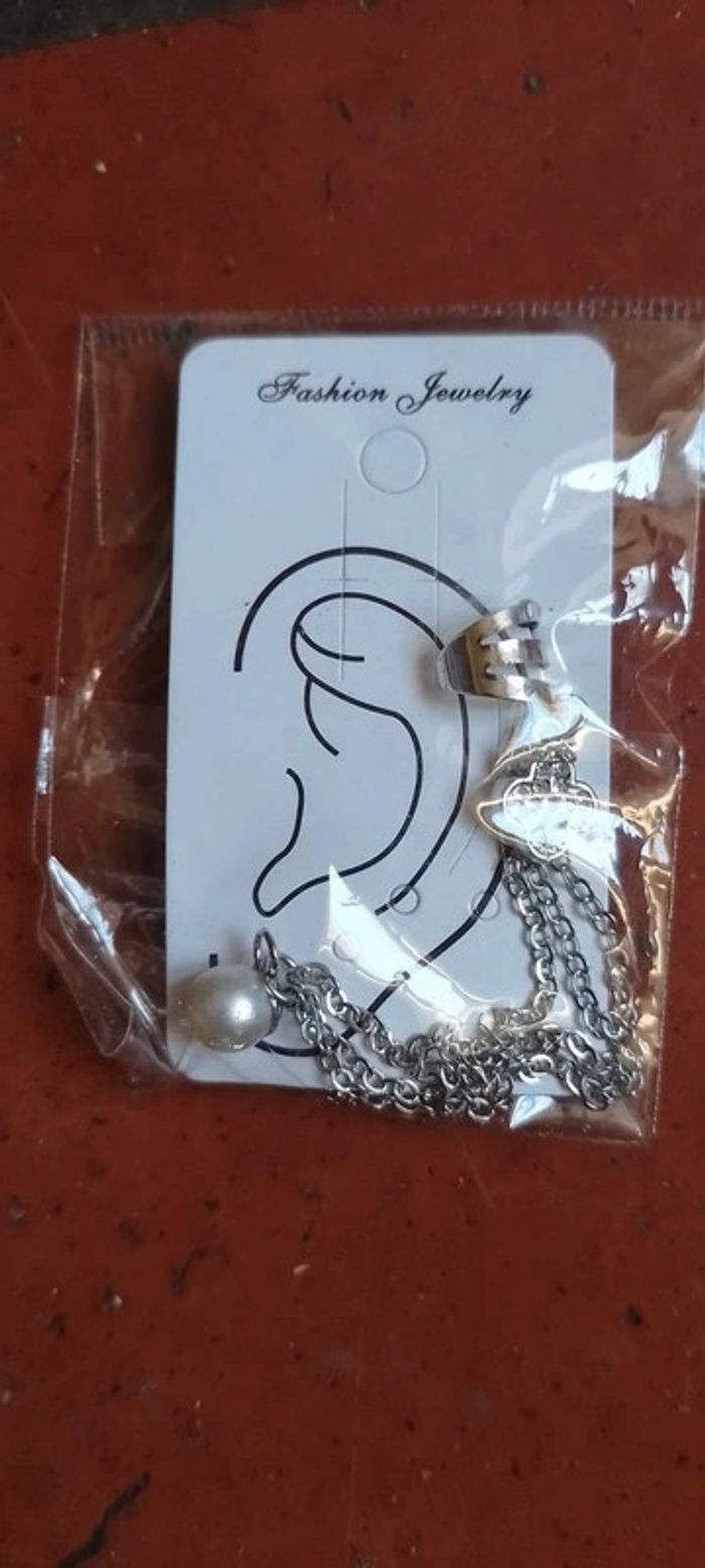 Boucle d'oreille argentée et perle