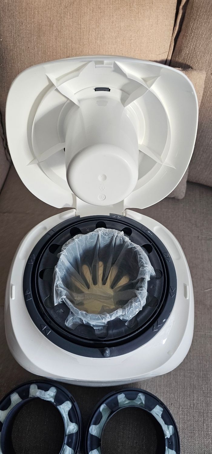 Poubelle a couche avec 2 recharges neuves - photo numéro 2