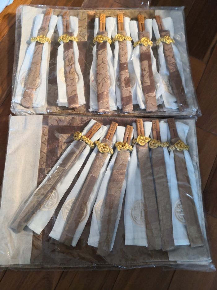 Sets de table, baguettes et serviettes assorties