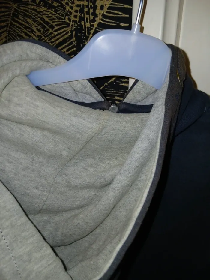 🩶 Gilet à capuche taille 10 ans. - photo numéro 2