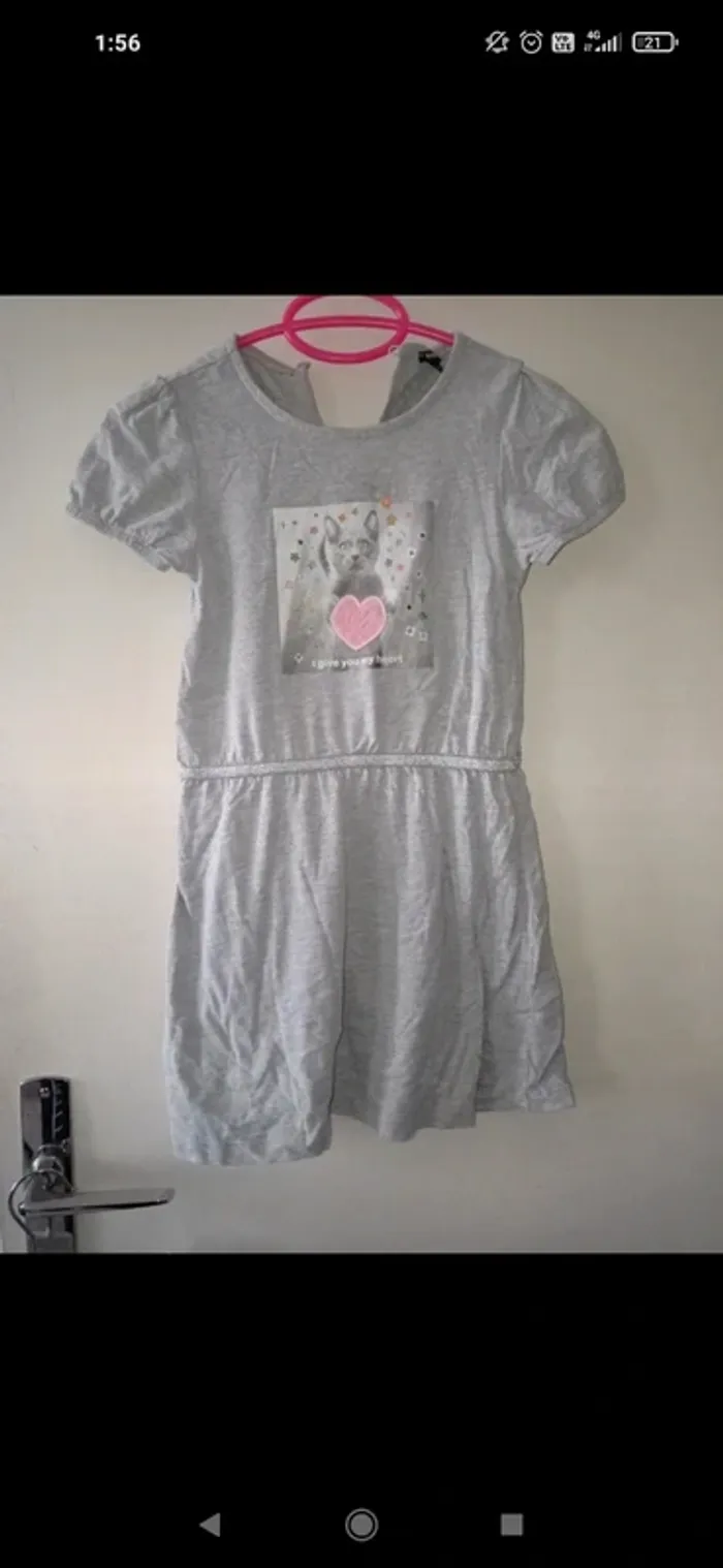 Robe grise avec motif chat