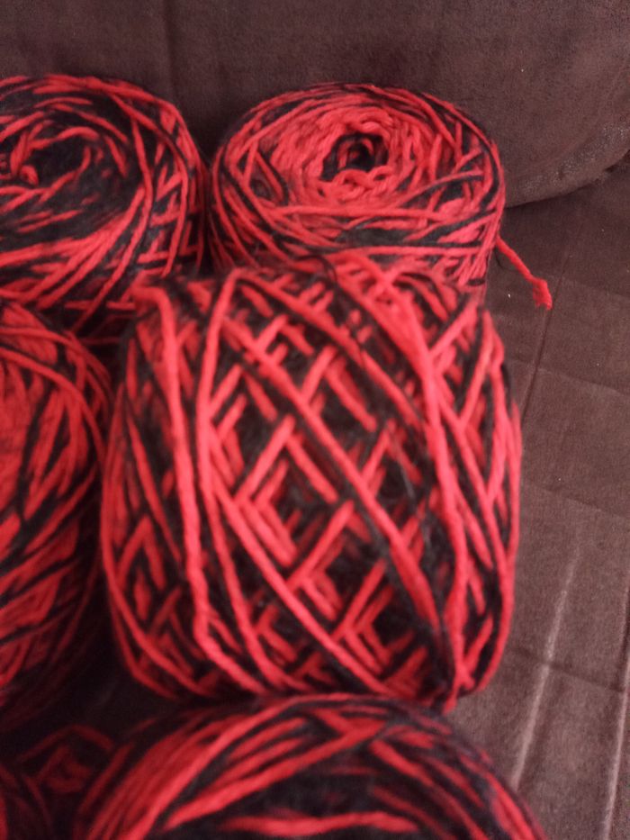 Lot de 9 Pelotes Fantaisies Noir et Rouge (570g) - photo numéro 3