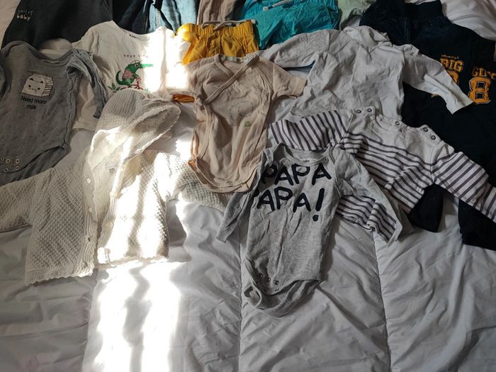 Lot d'une quinzaine de vêtements 9 mois - photo numéro 2