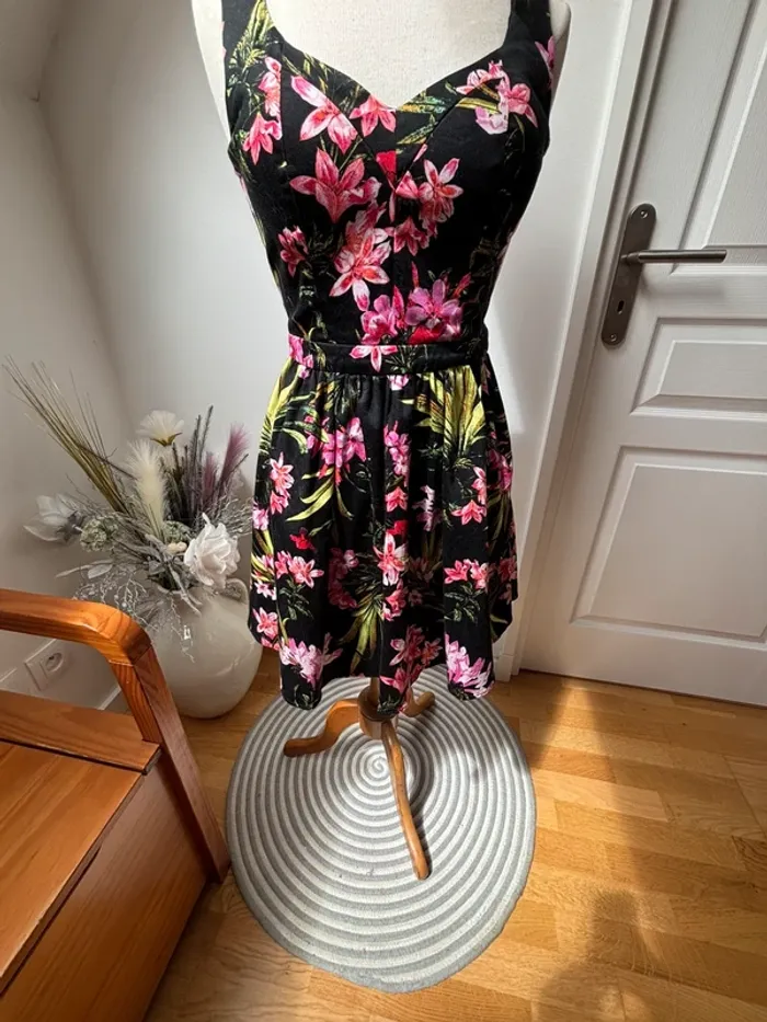 🌺 Robe noire à fleurs - Dos ouvert - Morgan - T38 - photo numéro 5