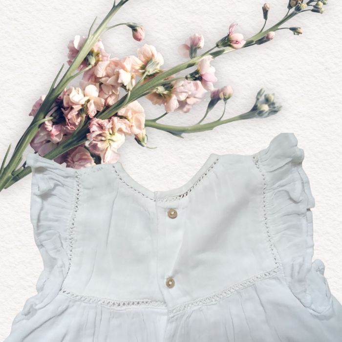 Magnifique Robe blanche sans manches Vertbaudet taille 9 mois bébé fille - photo numéro 4