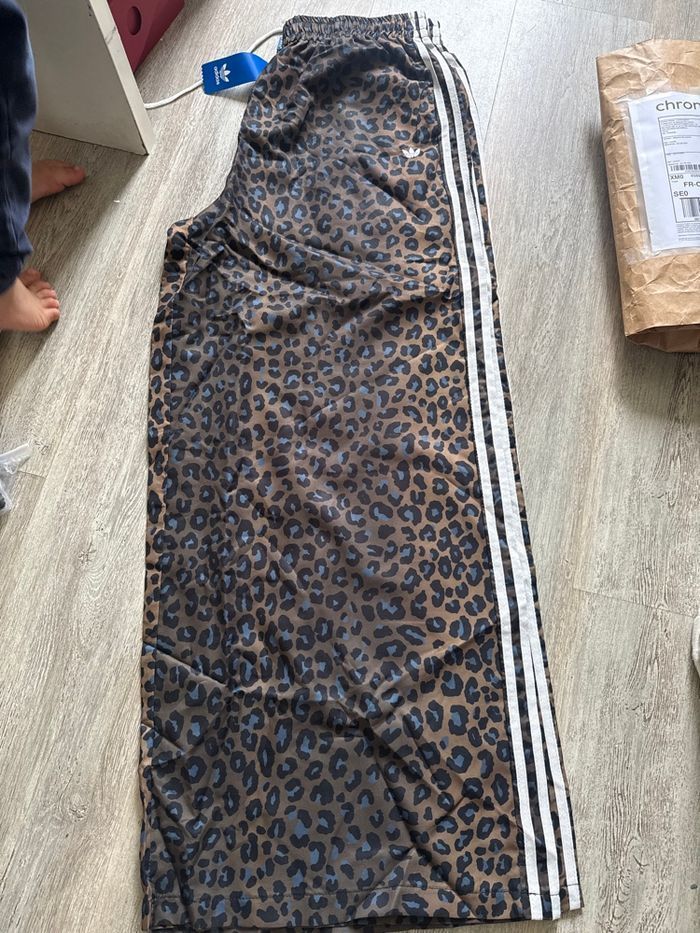 Pantalon léopard adidas à jambes larges taille xl