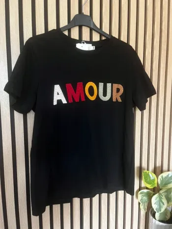 T-shirt à broderies AMOUR
