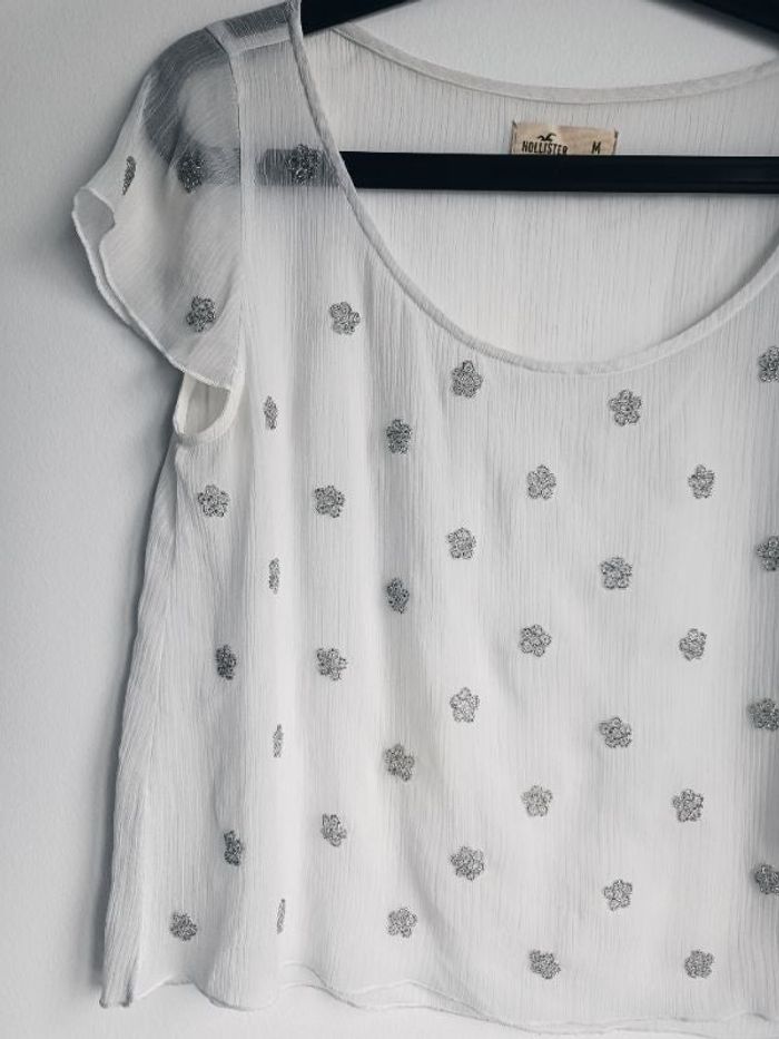 Blouse blanche transparente à fleurs en perles Hollister Taille M En très bon état