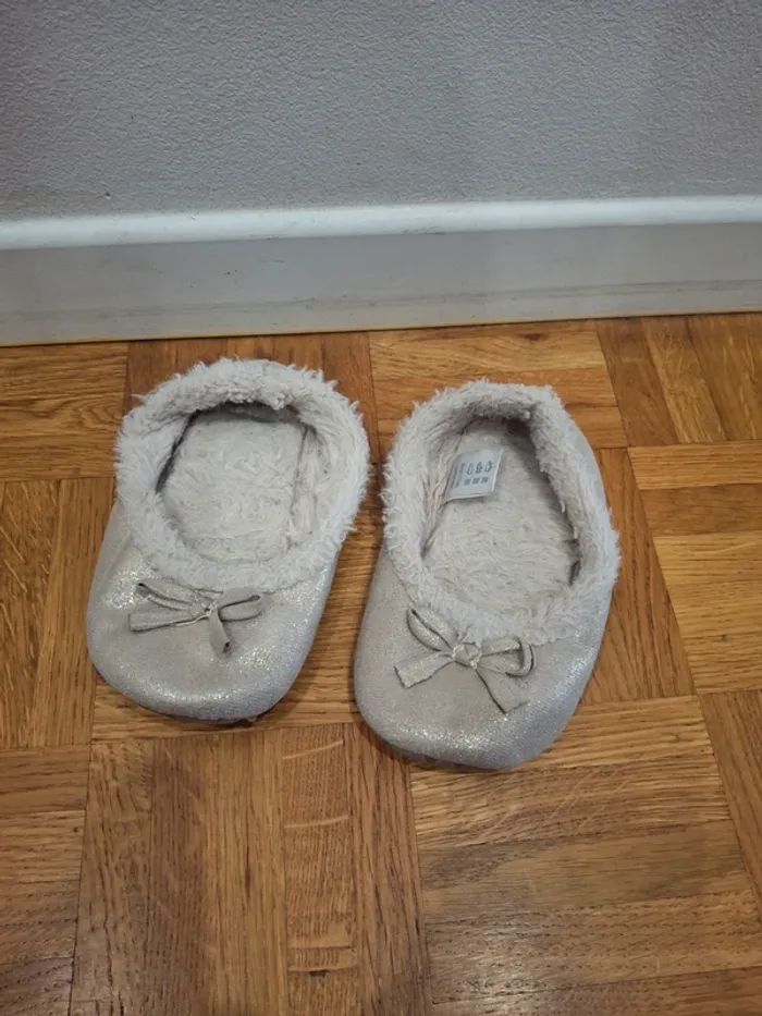 Chaussons pantoufles chaude olaidi taille 28 beige creme