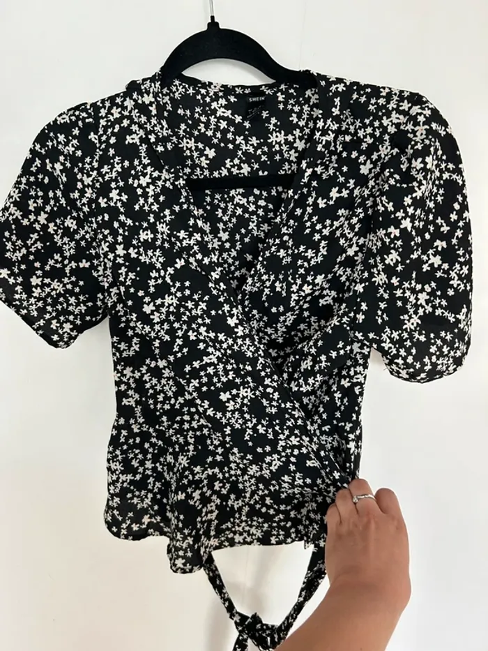 Jolie haut noir a fleurs femme taille L shein - photo numéro 2