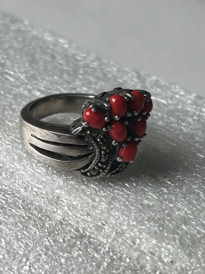 Bague ancienne en argent et corail rouge