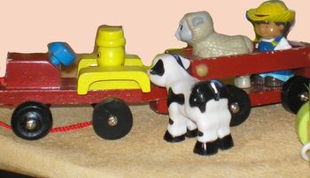 Jouet ancien Tracteur + remorque Bois + animaux + fermier