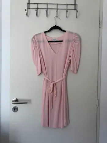Robe rose poudrée à perles Claudie Pierlot taille 38