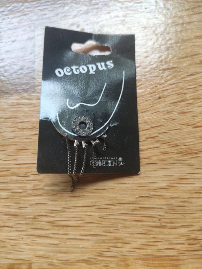 Boucle d'oreille neuve