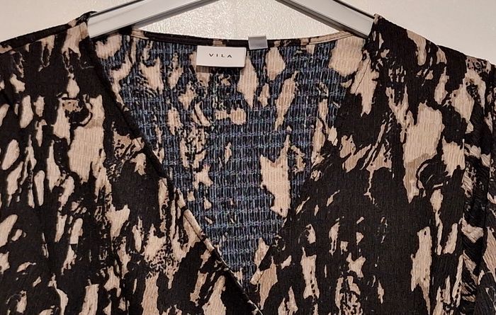 Longue robe portefeuille noire et beige au tissu froissé - photo numéro 2