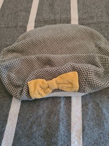 Béret. Bébé. Obaîbi. Gris,  jaune 