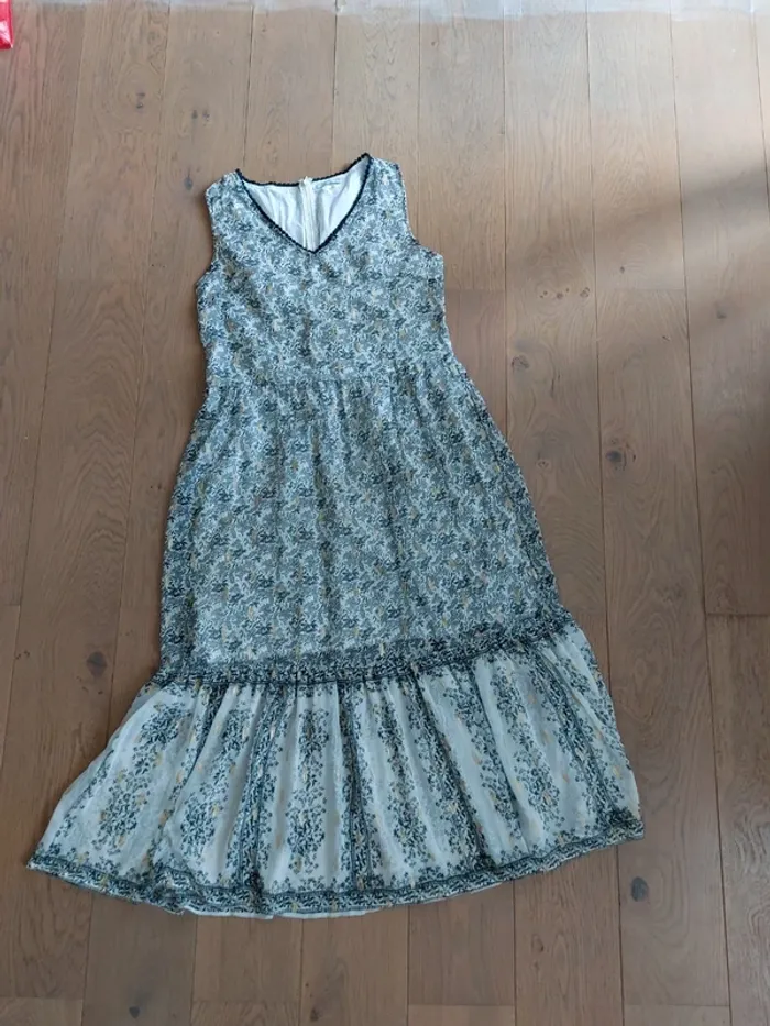 Robe très bon état taille 42 blanche porte