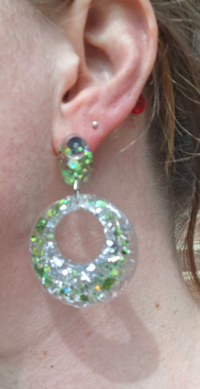 🌿 Éclat nature – Boucles d’oreilles vertes scintillantes en résine - photo numéro 7