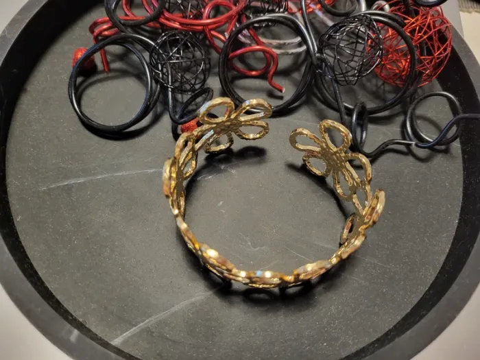 Bracelet jonc en acier inoxydable doré avec de grandes fleurs - photo numéro 3