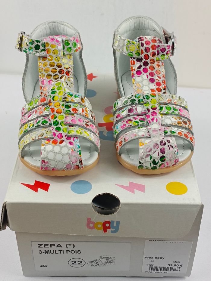 Sandale fille taille 22 de marque bopy
Matière cuir avec voûte plantaire
Fermeture par boucle - photo numéro 2