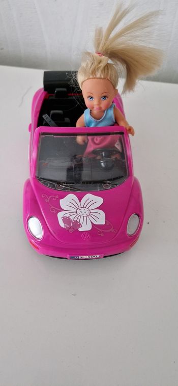 Evi love et sa voiture