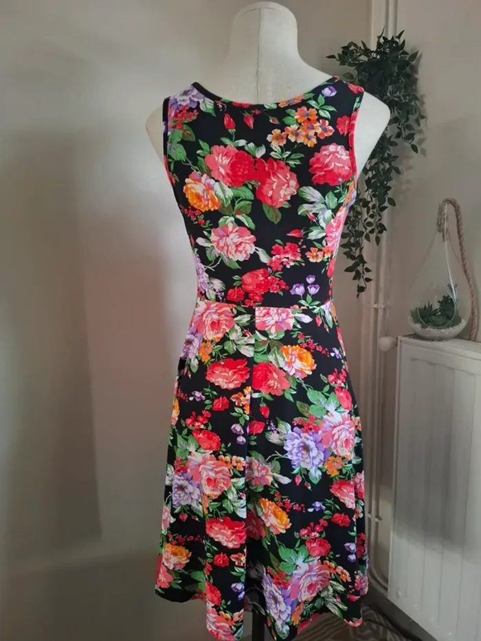Robe fleurie noire DJT – Taille M - photo numéro 4