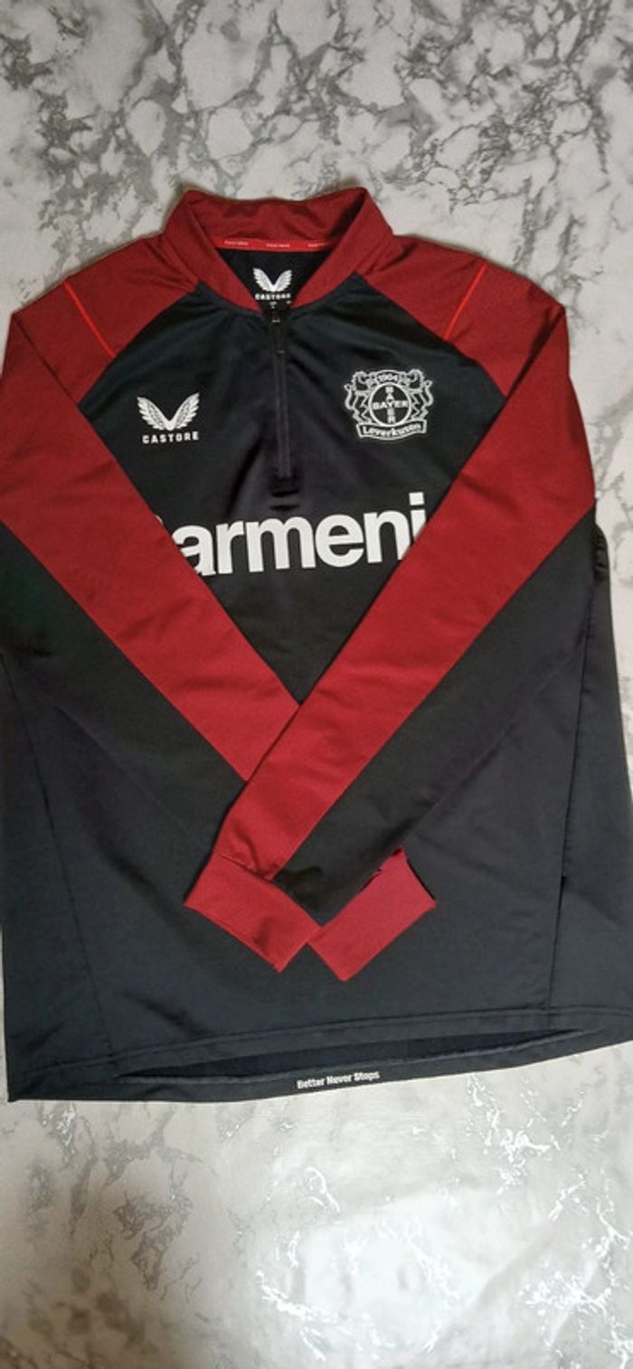 Haut d'entraînement officiel du bayer leverkusen année 2023-2024 taille L couleur noir et rouge