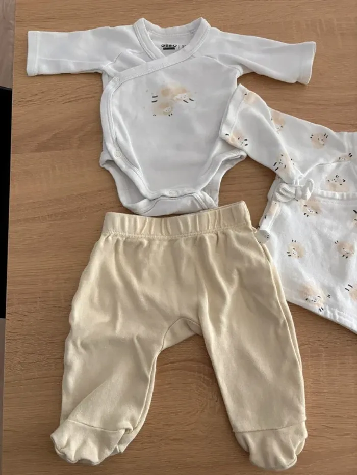 Ensemble bébé Taille 1 mois Gémo avec body, bonnet, pantalon à pied et cache cœur - photo numéro 5