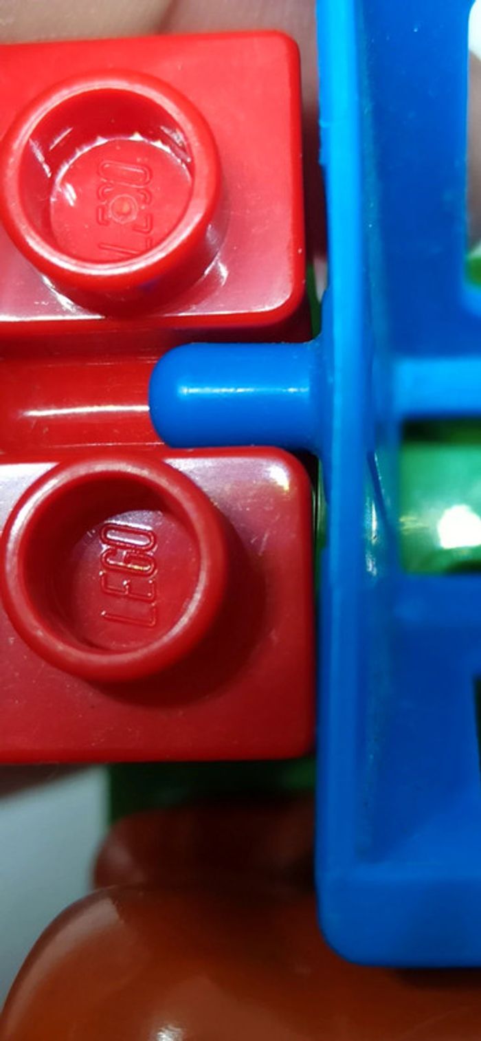 Vache marron sur plaque verte avec abreuvoir et râtelier lego duplo - photo numéro 10